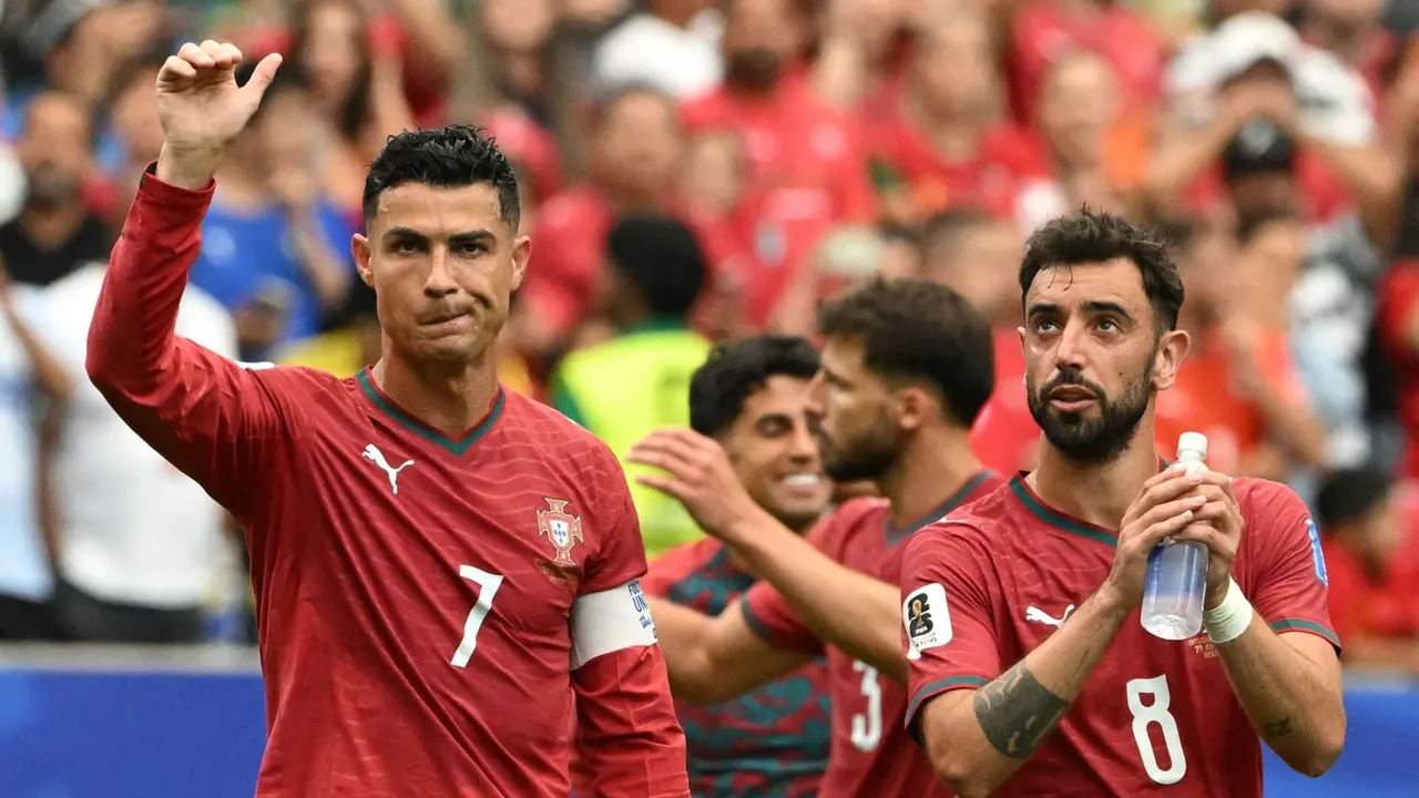في قلب المونديال.. برونو فيرنانديز يحسم موقفه من العروض السعودية